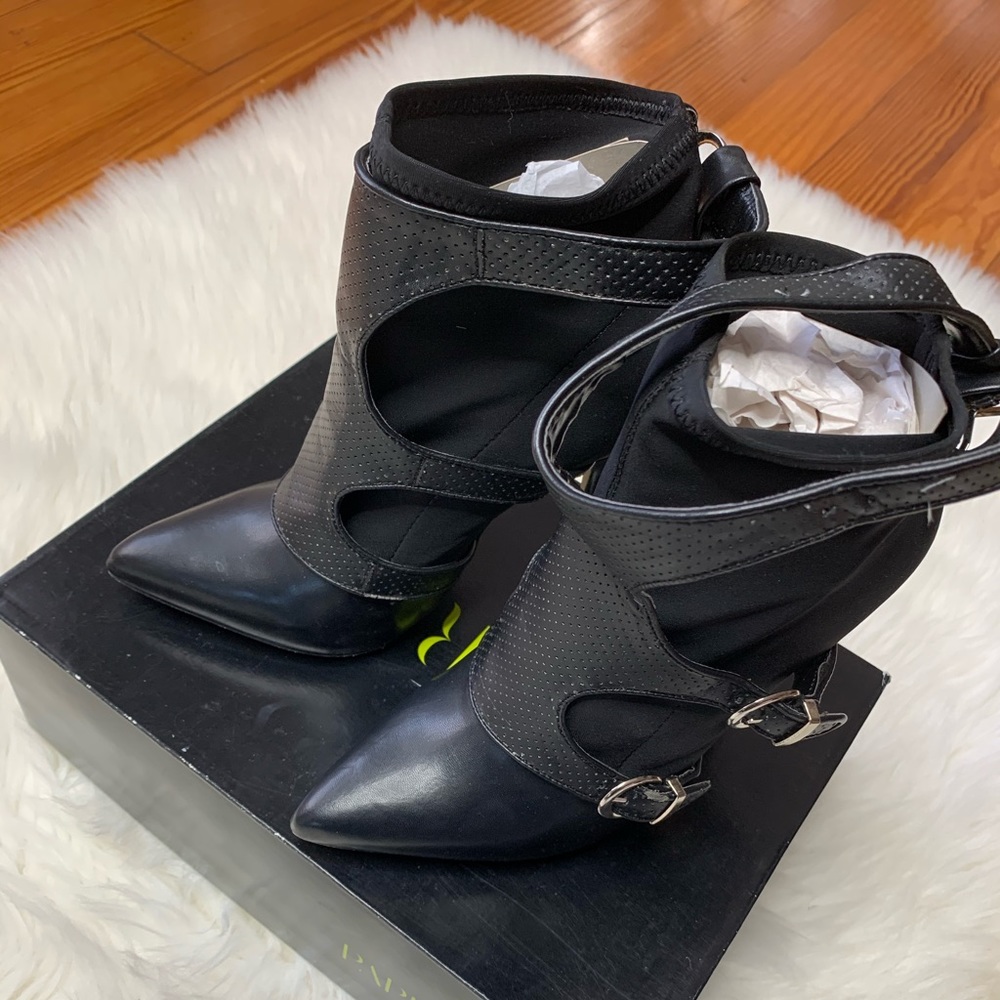 BLACK BOOTIES